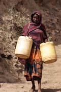 Domorodci chod pro vodu vynenou etzcem mu z cca 20m hlubok studny,Zpvajc studny v Dublocku. Etiopie.