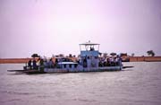 Ferry pes eku Niger kousek od msta Timbuktu (Tombouctou). Mali.