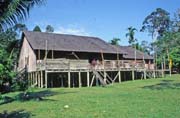Longhouse. Kulturn vesnice u Kuchingu. Sarawak,  Malajsie.