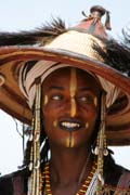 Mu z koovnho etnika Wodaab bhem tance Yaake na slavnosti Gerewol. Niger.