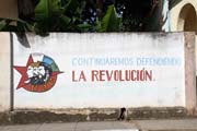 Propagandistick npisy o revoluci jsou vude, Baracoa. Kuba.